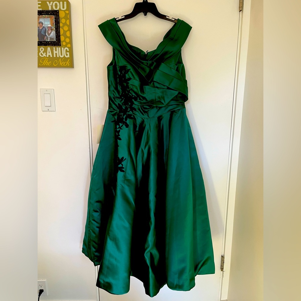 NWT, beautiful green satin retro gown
